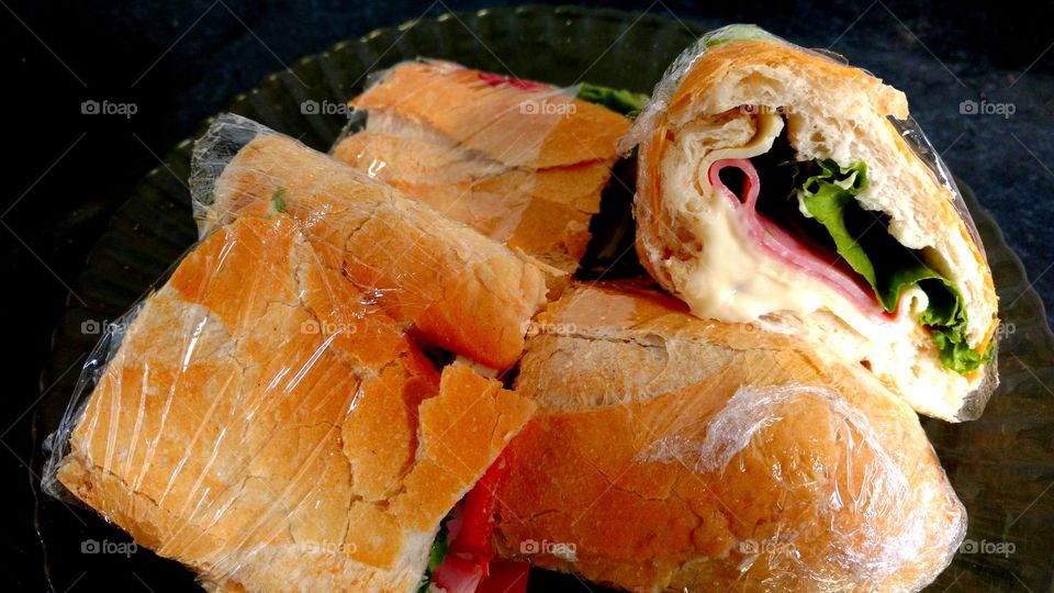 Baguete, pão francês recheado com queijo mussarela, presunto, alface, tomate e maionese.