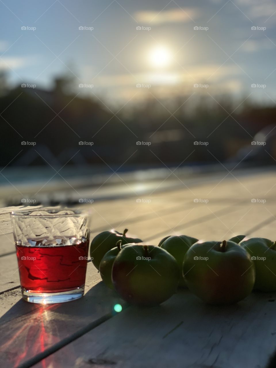 Fresh apples and juice in the sun ☀️