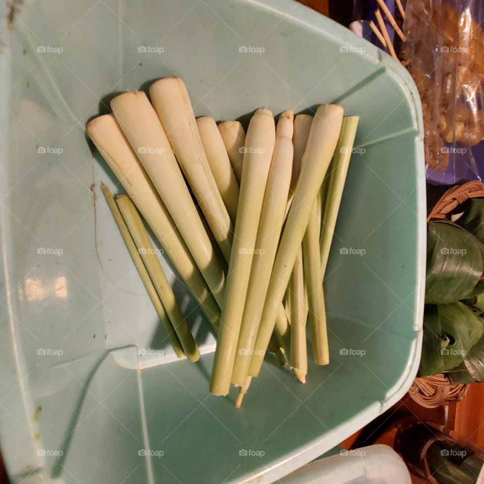 lemongrass that has been peeled and cleaned, to make a warm, healthy and refreshing drink that has many benefits