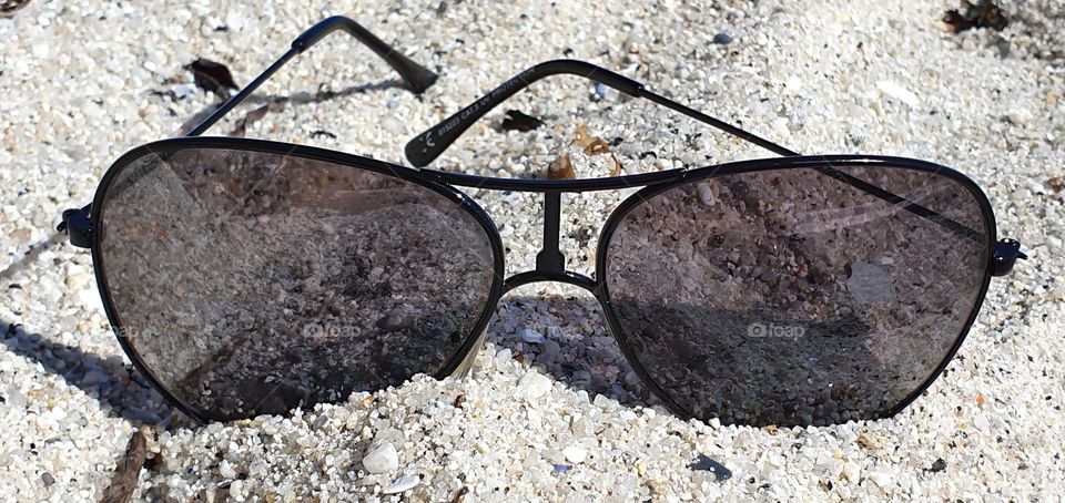 lunette de soleil sur sable