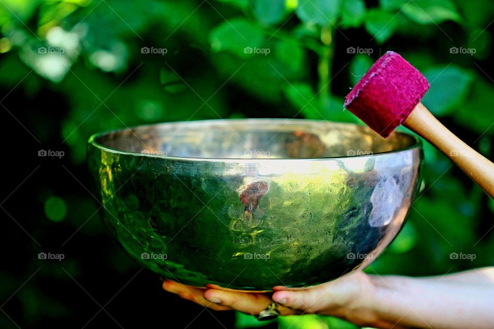 Klangschale in einer Hand
