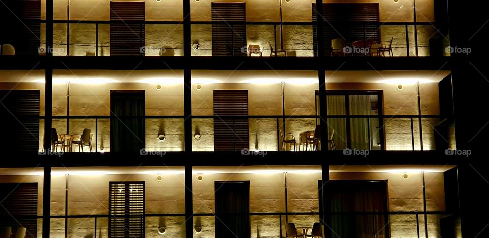 Wohnblock in der Nacht