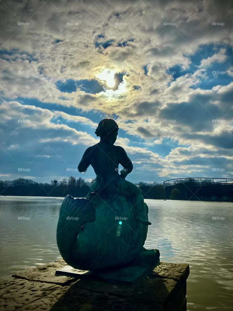 Bronzestatue, Mädchen reitet auf Fisch, Maschsee Hannover im Abendlicht