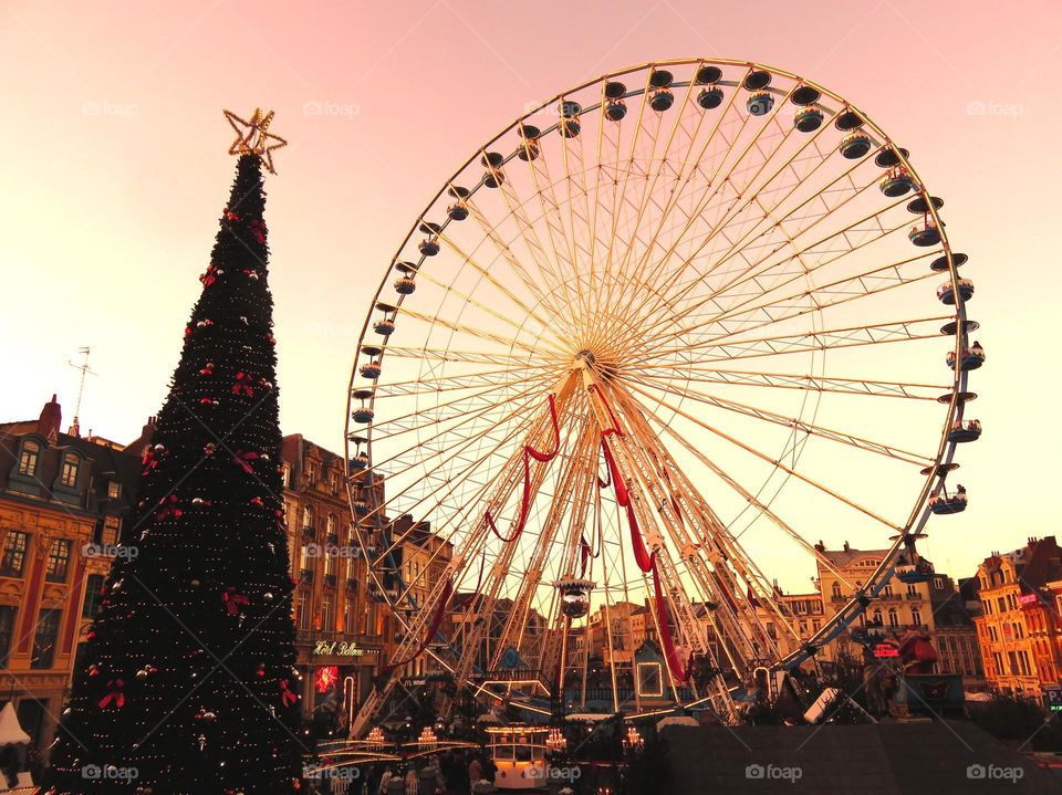 Ferris wheel at dusk