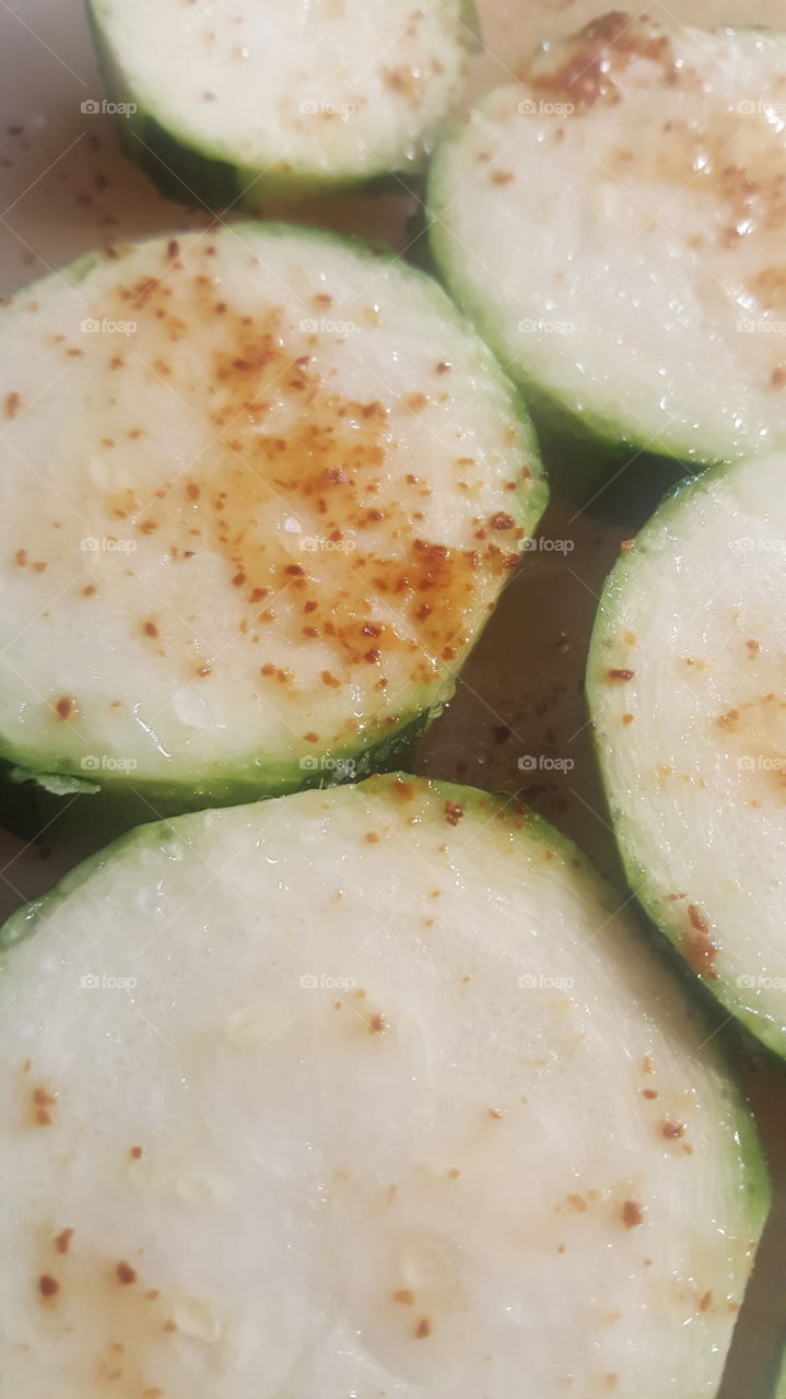 Courgettes assaisonnées avant d'en faire des beignets