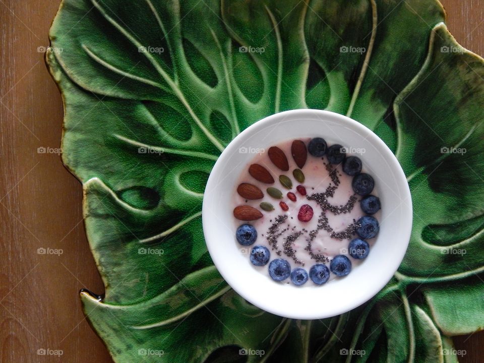 A tropical fruit smoothie bowl