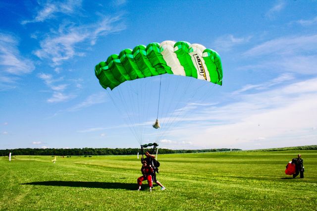 Skydiving 