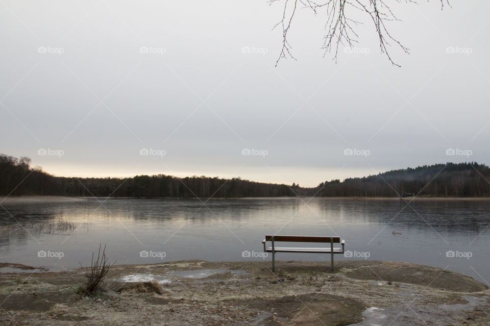 Ice on the lake, bench- frozen .
Sjö is bänk skog