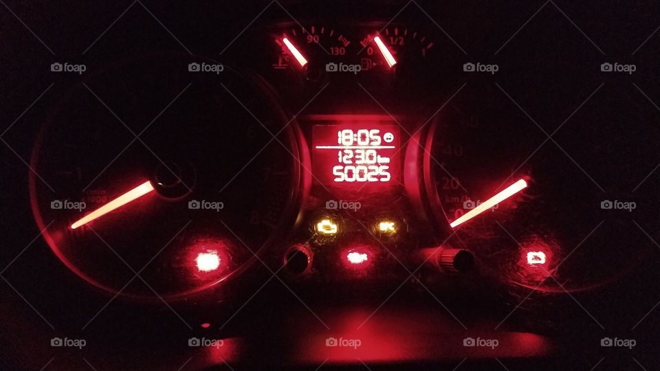 Velocímetro, painel, computador de bordo. Veículo.