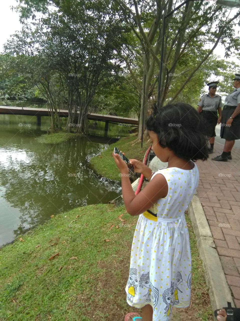 A little girl take photos