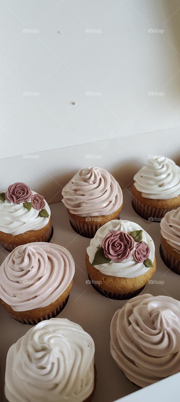 cupcakes with roses,pastry