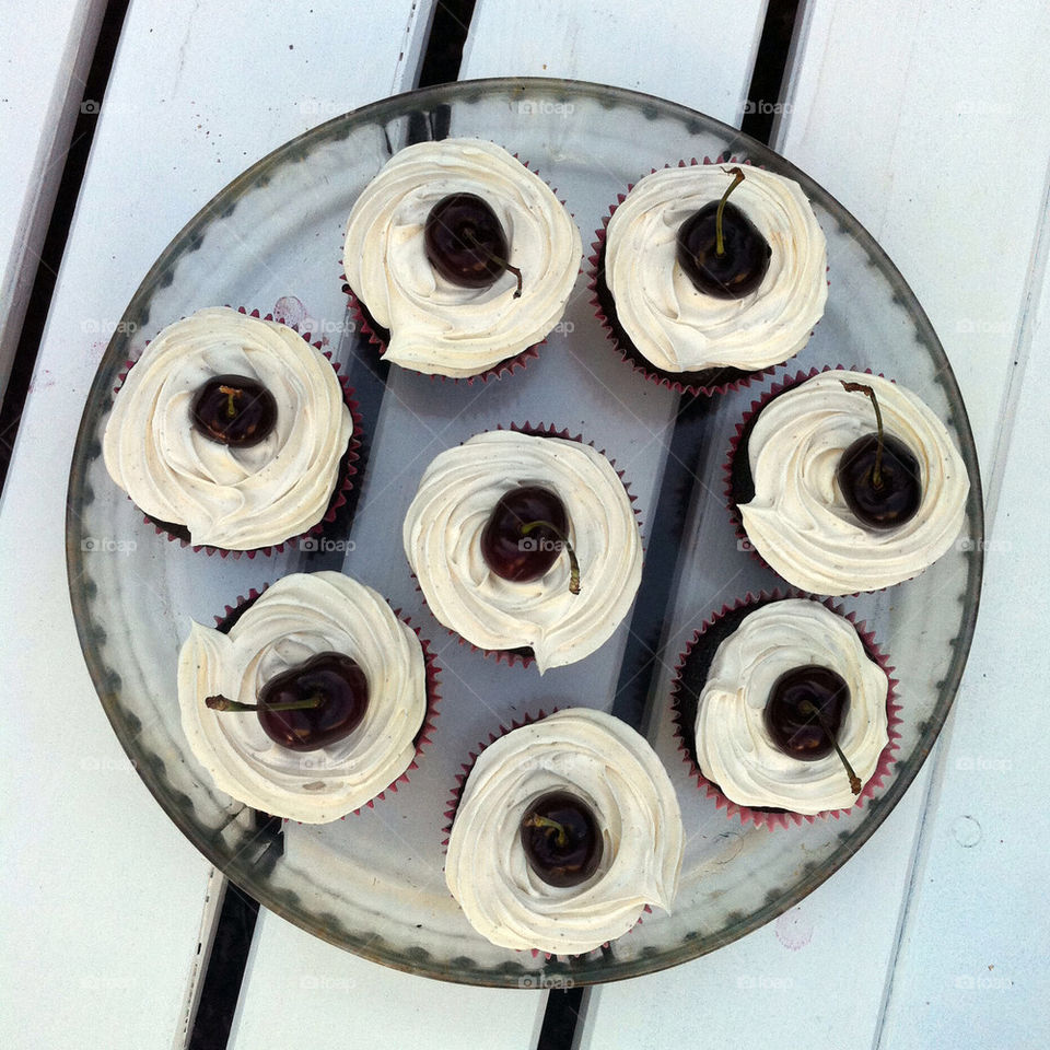 table white cupcakes tray by kurekuremartin