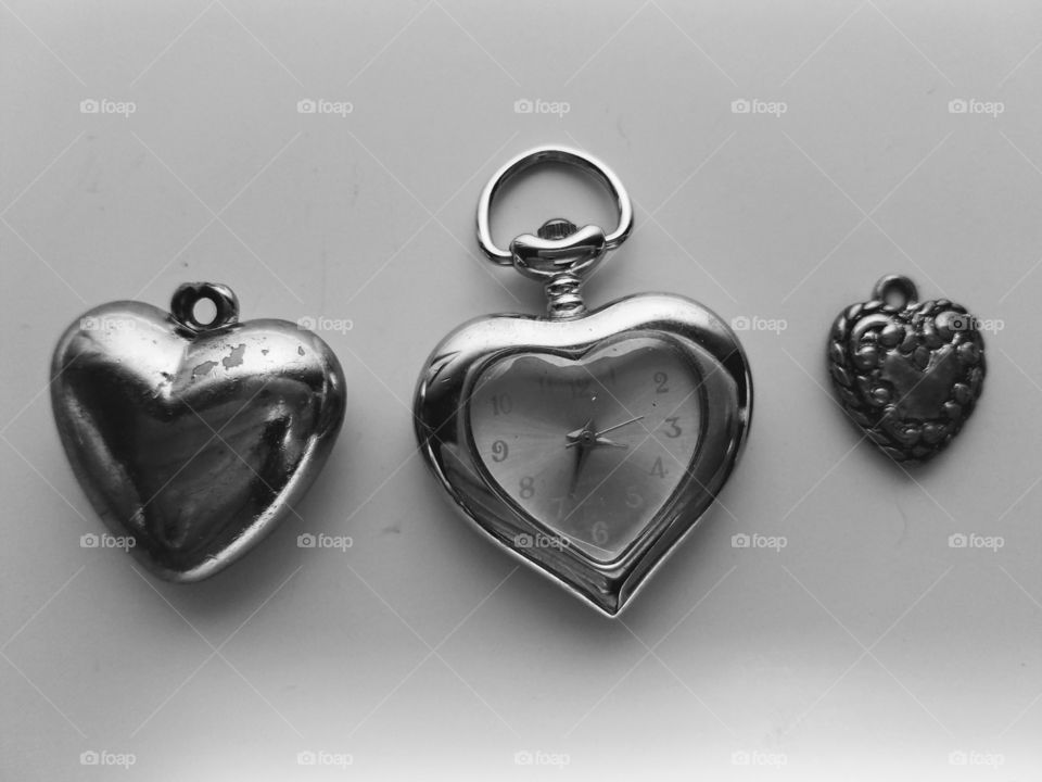 jewelry 3 hearts  black and white