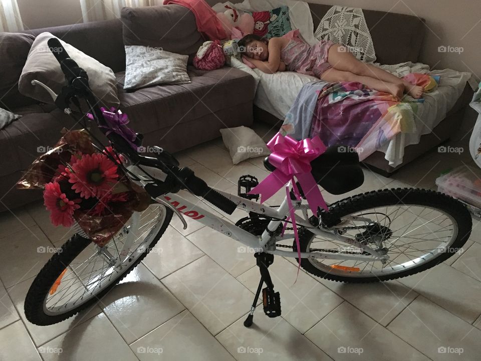 Prazeres da vida -
Surpreender a filha com a #bicicleta no dia das #crianças!
Indiscritível o #sorriso quando ela acordou.
🚲 
#PaiDeMenina 