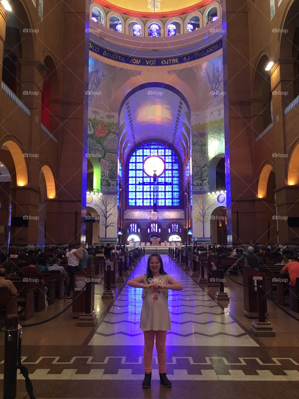 Estivemos no Santuário Nacional de Nossa Senhora da Conceição Aparecida, Padroeira do Brasil. Aqui, minha filha Marina na Basílica. 