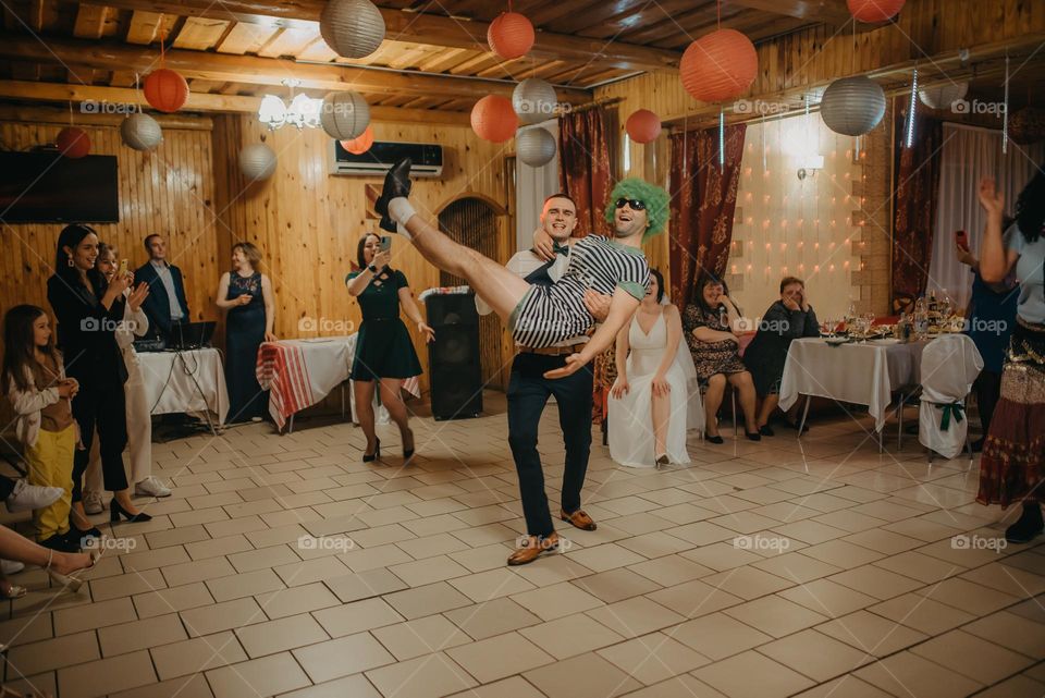Dance of the groom with a disguised friend