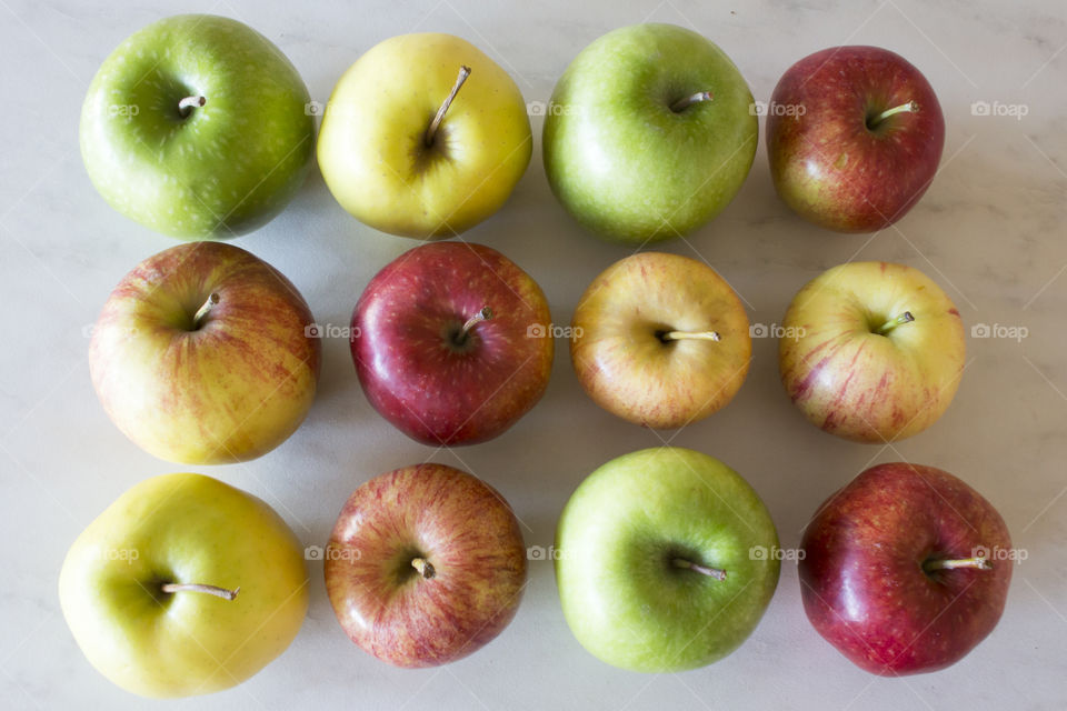 Apples in different colors and sizes in lines 