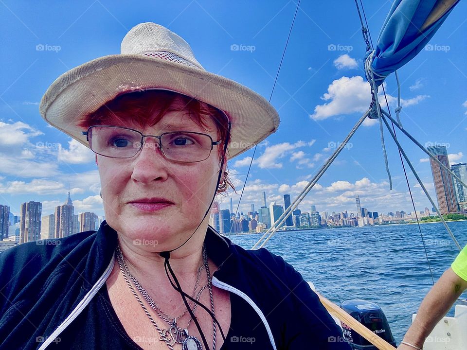 We decided to take our new sailboat, a „23 O‘Day“ out on the waters immediately surrounding „Newtown Creek“ on the „East River“. This little boat is an excellent model to learn sailing with and we started today. 2023. Hypnotic Productions