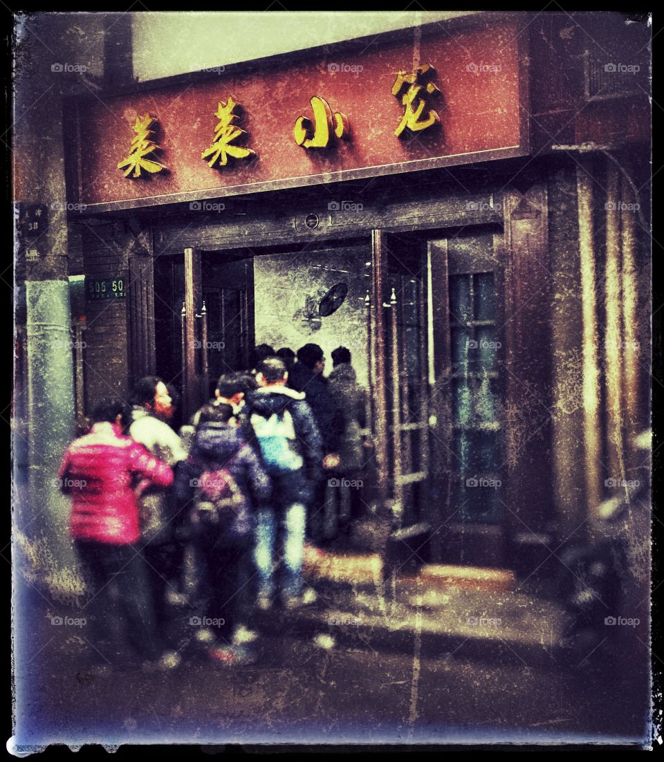 Good Dumplings equals long queue of customers
上海小笼包店