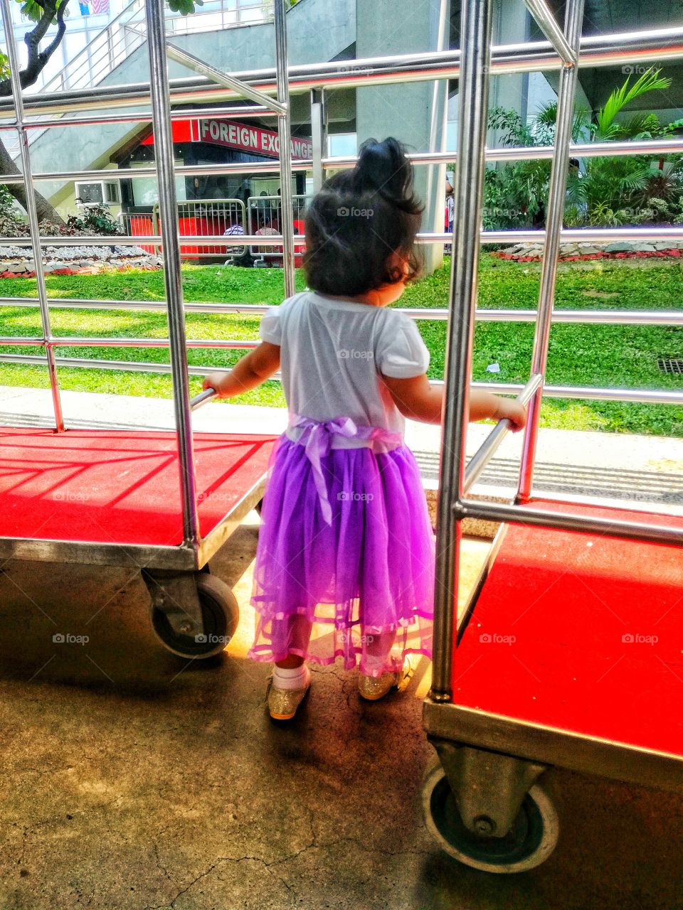 The little princess is waiting for her daddy to arrive at the airport! 😍🤗