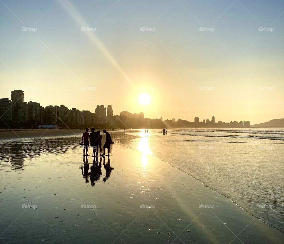 Walking on the beach is really good!  I'm walking and contemplating the wonderful sun of dawn. / Andar na praia é muito bom! Vou caminhando e contemplando o sol maravilhoso do amanhecer. 