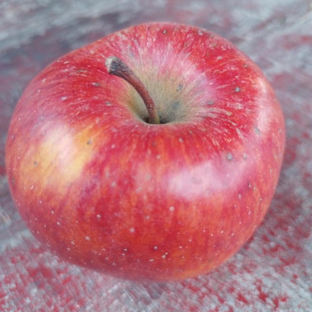 red apple