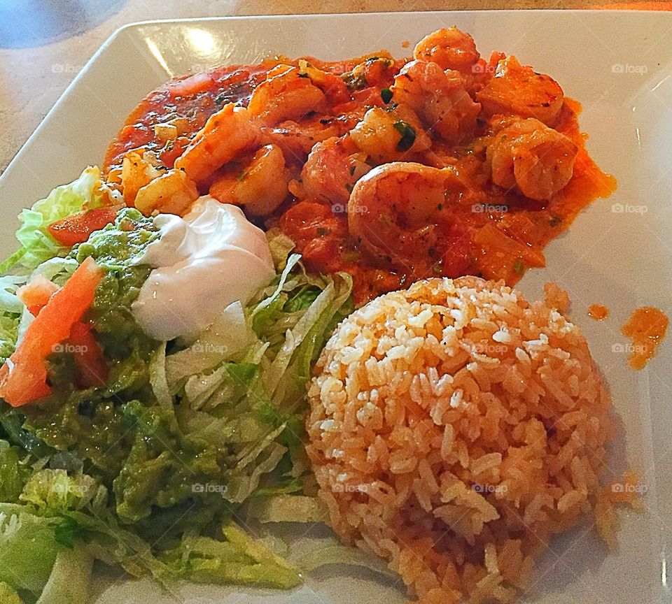 New Orleans shrimp with salad and brown rice 