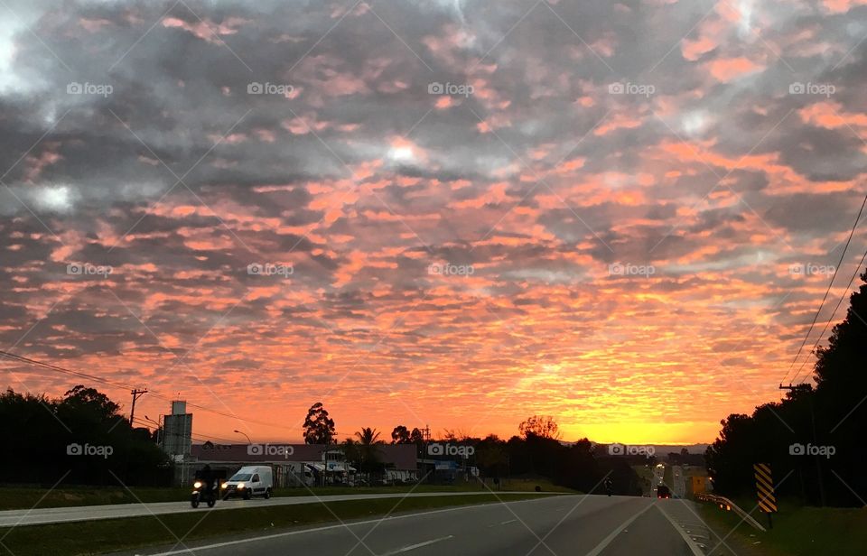 "Nesta longa #estrada da #vida..."
BOM DIA!
#Céu colorido animando a 6a feira!
🌅
#paisagem 
#fotografia 
#natureza 
#inspiração 
#morning
#amanhecer