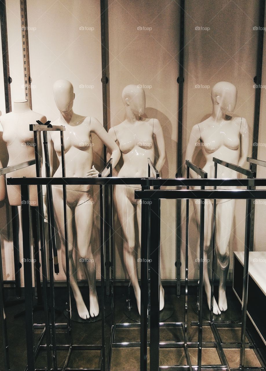 Naked manequins