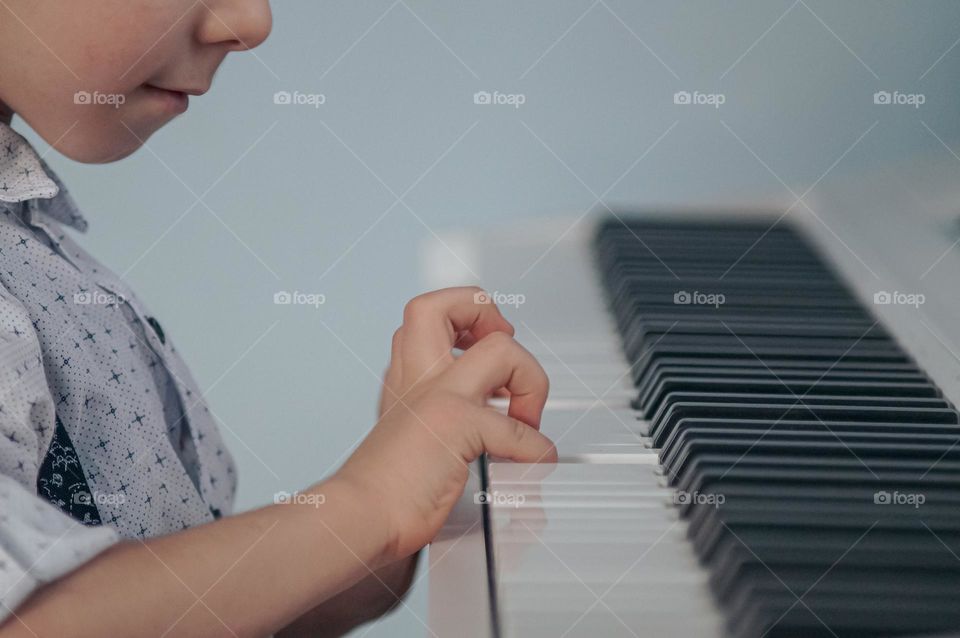 boy playing the piano💪