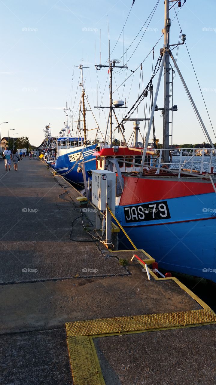 schiffe an dem meer. wunderschöne schiffe
