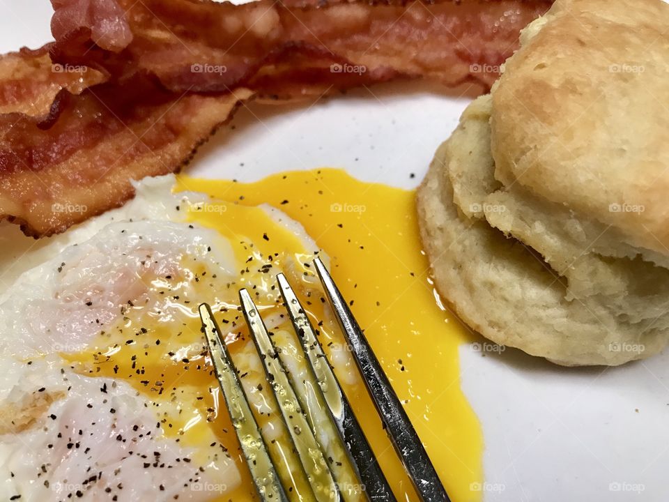 Fried egg bacon biscuit 