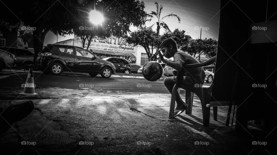 Menino com uma bola.