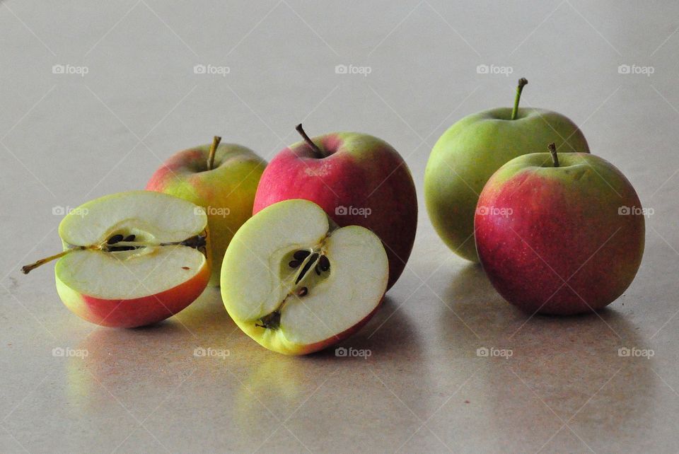 green and red apples