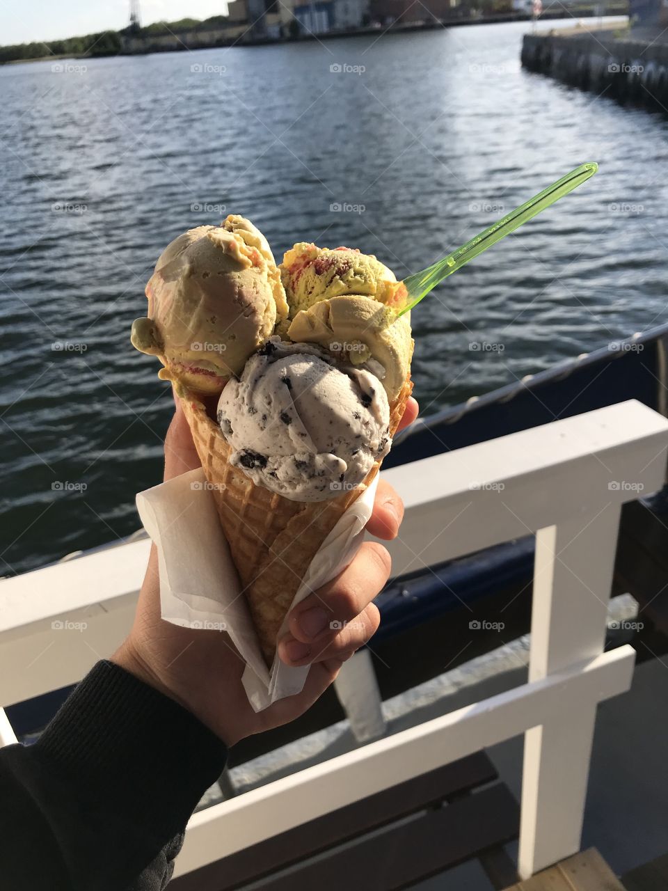 Морозиво на фоні моря