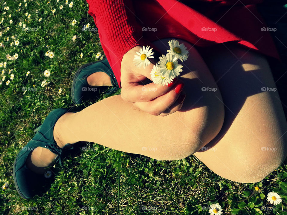 Spring girl and daisy