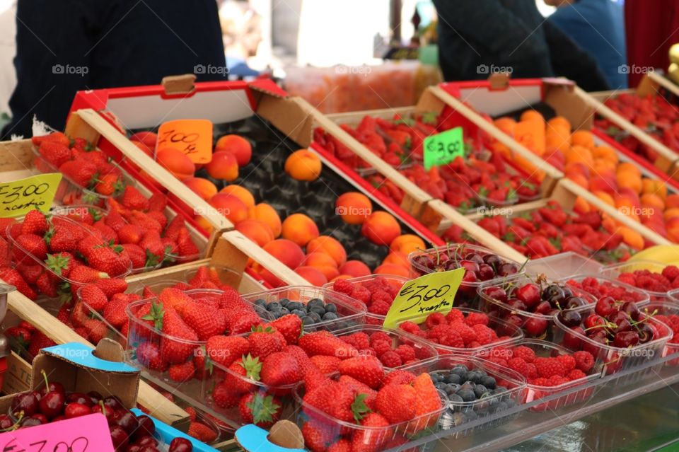 Frutas vermelhas a venta em feira 