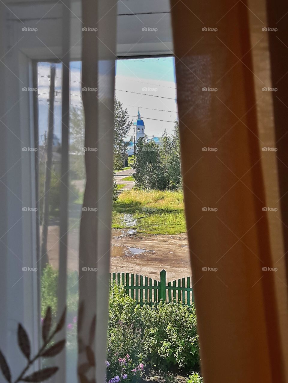 вид из окна на церковь