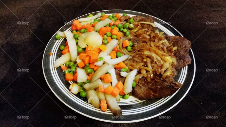 CARAMELISED STEAK WITH VEGETABLES.