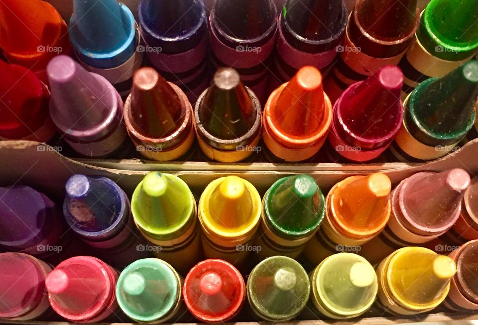 Arrangement of multicolor crayon
