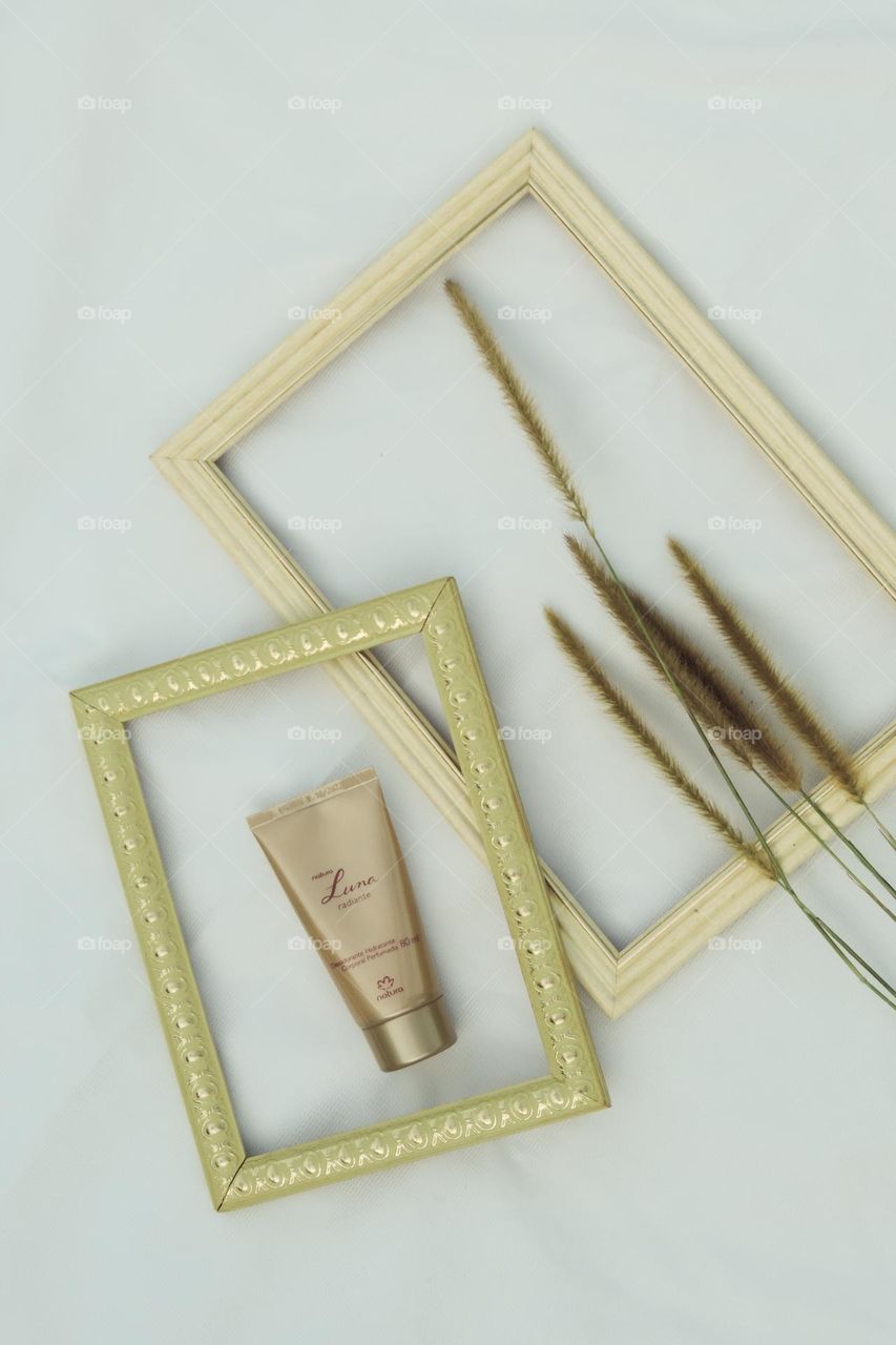 Natura Luna, portrayed in its peculiarity of softness, aroma and fascination.