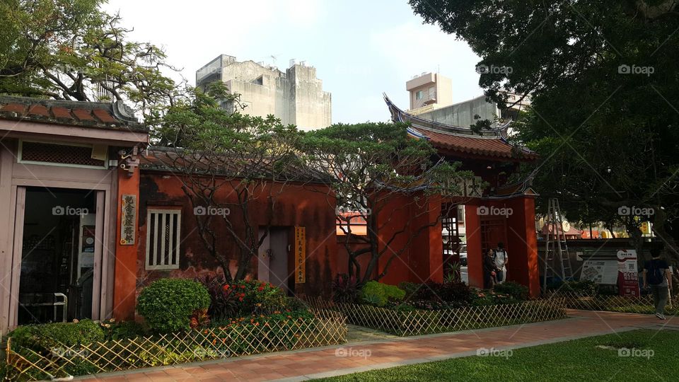 The “Premier Academy of Taiwan” (全台首學) has more than three hundred years of history as a Confucian temple, and it would be safe to say that this place is the heart of Tainan as an ancient capital of culture.
red architecture