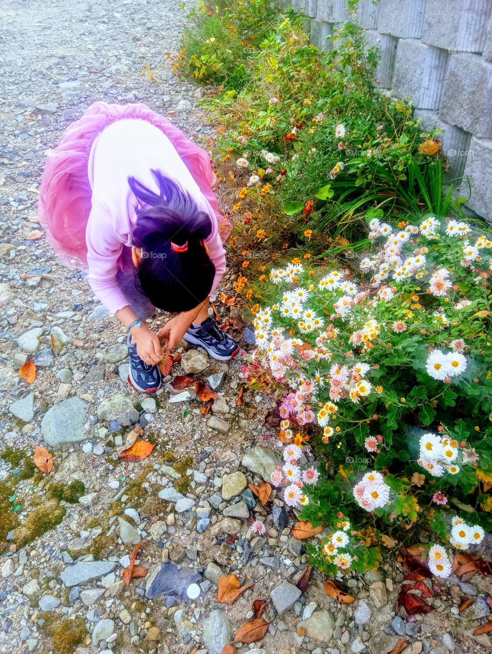 Every things are worth to be appreciated.
From small one to Big ones.
look at this little angel...she can't see but she manage to find this little lovely flower who's longing for someone to appreciate them.
she knows how it feels to be neglected.