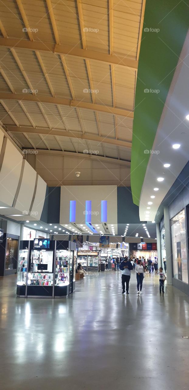 design of the corridors of the Los Aviadores shopping center in Maracay, large and extensive