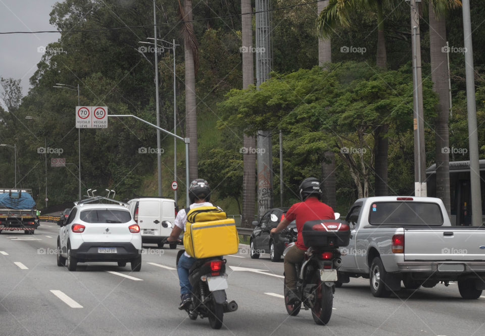 Automóveis no trânsito de São Paulo.