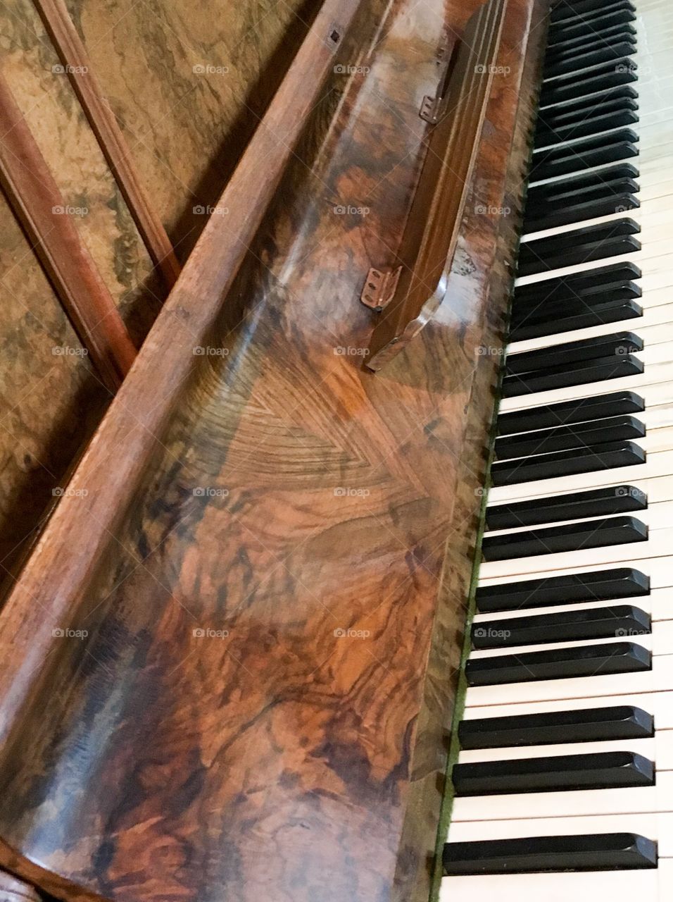 Richly grained wood piano perspective keyboard