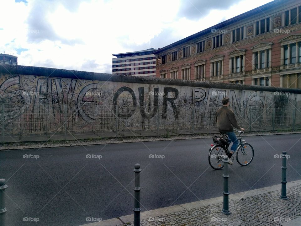 Save our planet /Berlin wall