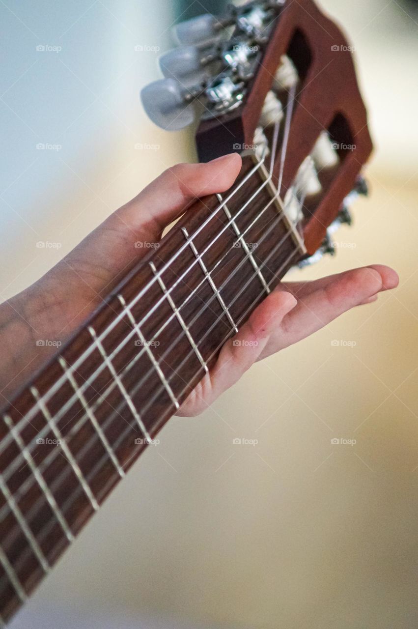 Girl playning the gitar