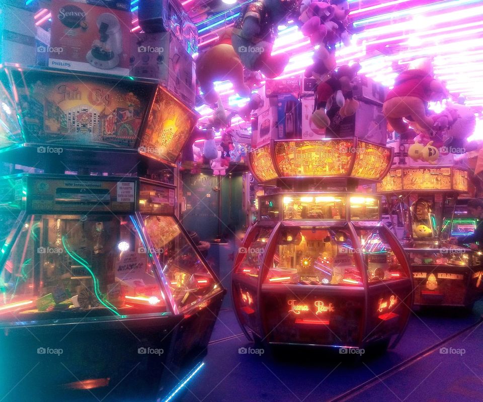 Les machines à sous et les lumières multicolore de la fête foraine