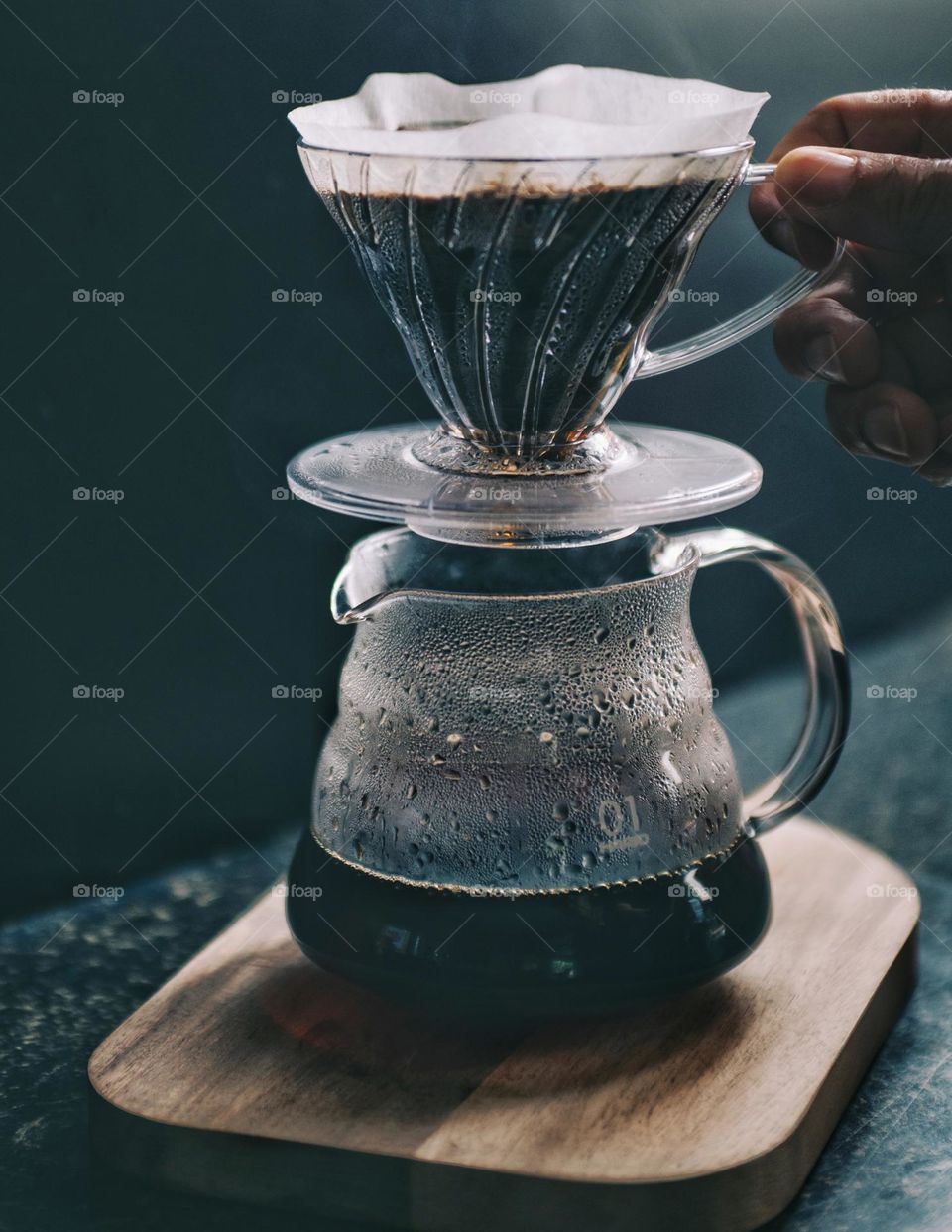 Making coffee, coffeetime in the morning at home. Old fashioned brewing method. Filter coffee. Filter koffie aan het maken